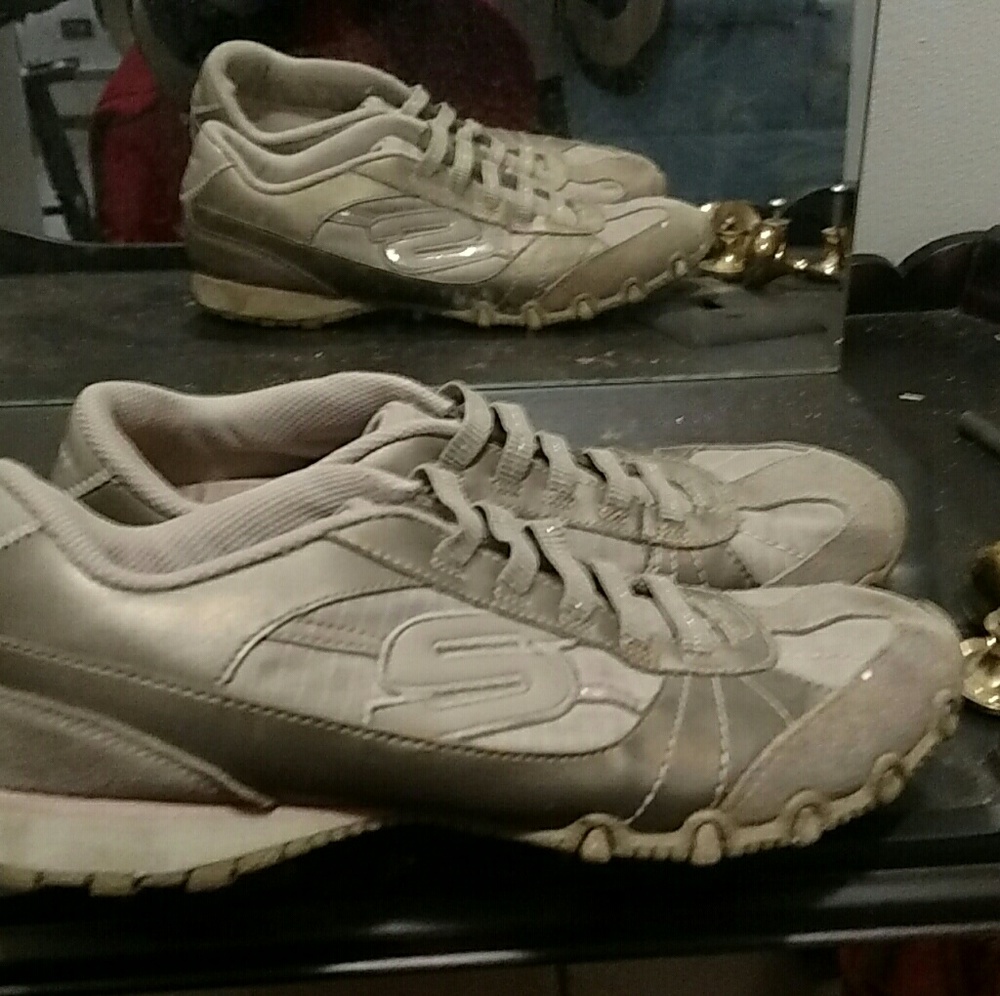 Tennis shoes